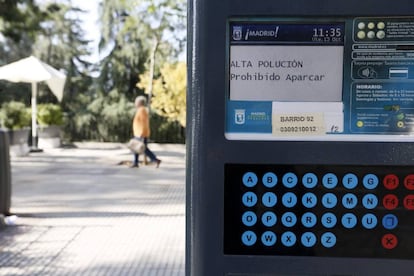 Mensaje que puede leerse en un parquímetro del Paseo Pintor Rosales que indica la prohibición de estacionamiento. El Ayuntamiento de Madrid activa el escenario 2 del protocolo anticontaminación, que implica la prohibición de aparcar en las plazas del Servicio de Estacionamiento Regulado (SER) a los no residentes.