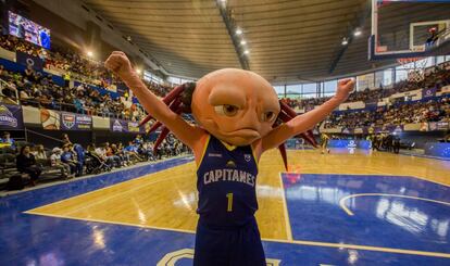 La mascota de los Capitanes, Juanjolote, durante un partido. 