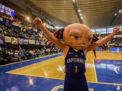 La mascota de los Capitanes, Juanjolote, durante un partido. 