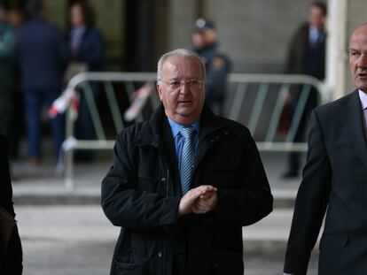 El ex consejero de Empleo de la Junta, a su llegada a la Audiencia de Sevilla para conocer la sentencia de la pieza política del ´caso ERE´, en noviembre de 2019.