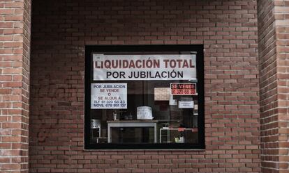 Un comercio con carteles de traspaso por jubilación. La crisis ha afectado de lleno a este barrio, tradicionalmente relacionado con la clase media y obrera. La tasa de desempleo allí es una de las mayores de Madrid.