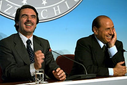 José María Aznar y Silvio Berlusconi, ayer, durante una rueda de prensa en Roma.