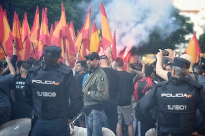 Los manifestantes durante el discurso de cierre del acto.