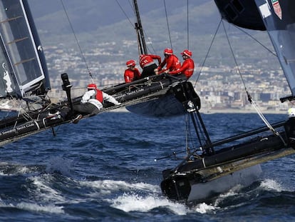 El Artemis y Oracle Racing compiten durante la Copa América de vela en la regata de Nápoles (Italia) en 2019.