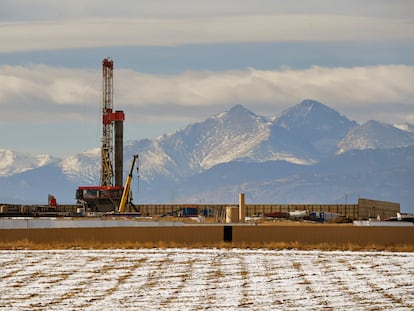 Infraestructuras de extracción de petróleo y gas con la técnica de fracturación hidráulica en Loveland, Colorado (EE UU).