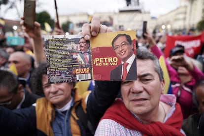 Un hombre muestra un disco con canciones a favor del presidente durante la concentración frente a la Casa de Nariño.