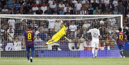 Casillas se estira para intentar parar el primer gol del Barcelona, marcado por David Villa.