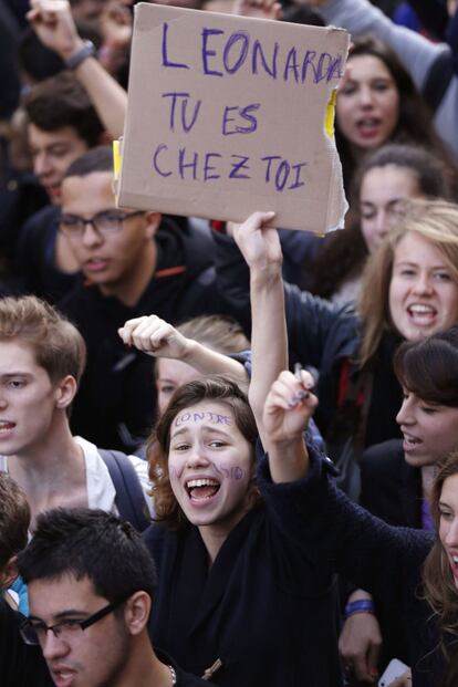 Estudiantes en París, 17 de octubre de 2013. La prensa francesa se hace eco de las numerosas críticas que ha suscitado esa decisión, de la que se hace responsable a la política de inmigración aplicada por el ministro del Interior, el socialista Manuel Valls.