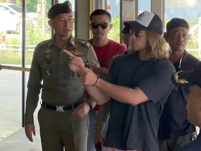 Daniel Sancho, esposado y rodeado de agentes de policía, durante un recorrido por la isla de Koh Phangan (Tailandia) para reconstruir el asesinato del colombiano Edwin Arrieta, en una imagen facilitada por la policía tailandesa.