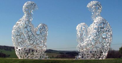 Figuras humanas con palabras del artista Jaume Plensa.