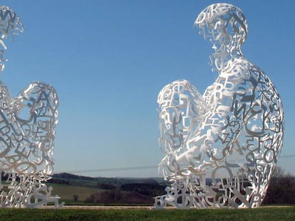 Figuras humanas con palabras del artista Jaume Plensa.