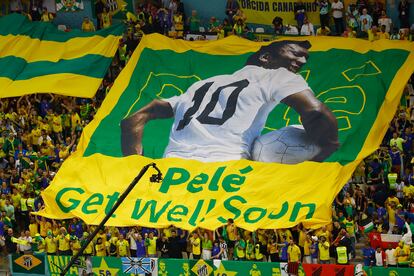 "Pelé, recupérate pronto", se lee en este tifo de la grada brasileña desplegado al inicio del partido contra Camerún. 