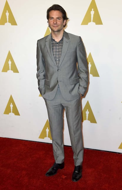 Bradley Cooper, nominado al Oscar por su papel en El Francotirador, eligió traje gris.