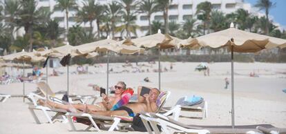 Turistas en Corralejo (Fuerteventura).