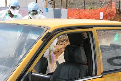 Muchas personas enfermas de ébola llegan al hospital Elwa 3 en ambulancia. Las hay que también llegan en taxi que hay que desinfectar.