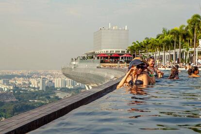 En lo alto del Marina Bay Sands, de 55 plantas, los clientes del hotel disfrutan de una espectacular piscina.