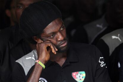 Adebayor, durante el funeral del asistente del seleccionador de Togo.
