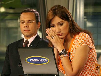 Miguel Ángel Rodríguez y Luisana Ríos, presentadores de RCTV, durante la emisión del informativo del miércoles.