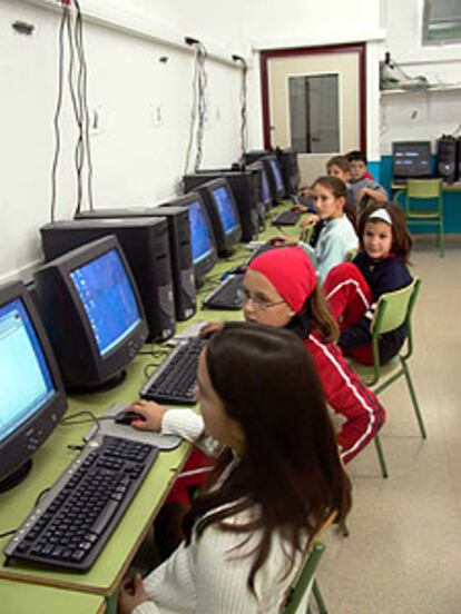 Los alumnos del colegio Cortes de Aragón, de Zaragoza, <b><i>enchufados</b></i> a la Red.