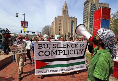 Estudiantes de la Universidad de Boston se manifiestan contra las detenciones en la Universidad de Columbia, el 19 de abril.