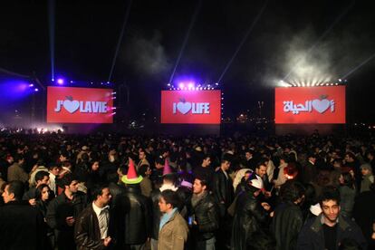 "Amo la vida" en árabe, inglés y francés en una fiesta de Año Nuevo celebrada en Beirut.