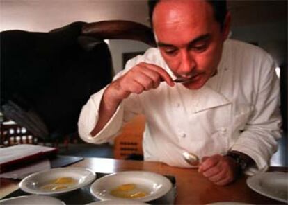 Ferran Adrià, en la cocina del restaurante El Bulli, en Roses (Girona).