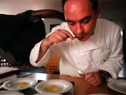 Ferran Adrià, en la cocina del restaurante El Bulli, en Roses (Girona).