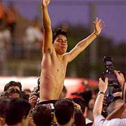 Javier Saviola celebra el título de máximo goleador con el River Plate.