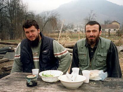 Semir Rizvic y Edim Mujic, unos de los últimos muyahidin en Bosnia. PLANO MEDIO - RETRATO