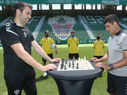 El responsable del área de Psicología del Elche CF, Antonio J. Muñoz (a la izquierda de la imagen), junto al director de cantera del club, Jorge Raffo. 