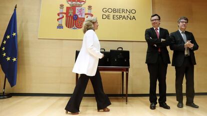 La ministra de Economía Nadia Calviño, y los exministros de Energía Álvaro Nadal y Román Escolano, en la ceremonia de traspaso de carteras en el Ministerio de Economía en Madrid.