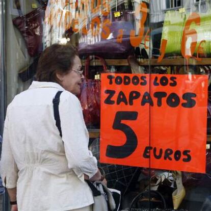 Una mujer mira un escaparate en un comercio de Madrid