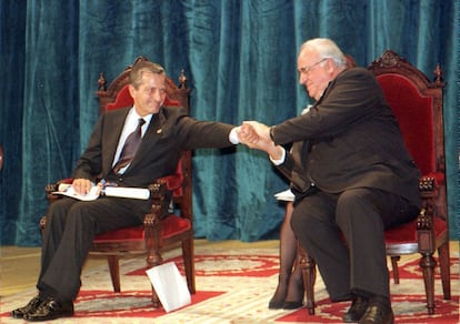 Novembro de 1996. Adolfo Suárez, duque de Suárez, é felicitado pelo chanceler alemão Helmut Kohl, depois de receber o prêmio Príncipe de Astúrias à Concordia em um ato celebrado em Oviedo.