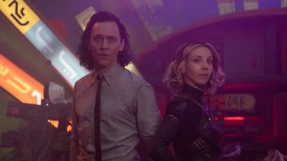 Tom Hiddleston y Sophia Di Martino en un  fotograma de la serie 'Loki'.