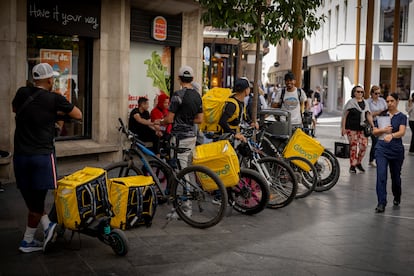 Varios 'riders' con mochilas de Glovo, en Sevilla el 15 de mayo.