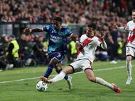Luiz Felipe corta el balón ante Mendes en el partido entre el Rayo y el Samsunspor.