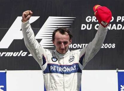 Robert Kubica festeja en el podio su triunfo en Montreal.