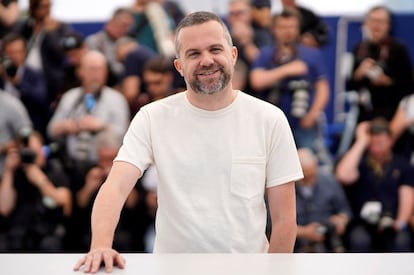 El cineasta francés Yann Gonzalez posa durante la presentación de la película 'Un Couteau Dans Le Coeur', el 18 de mayo de 2018.