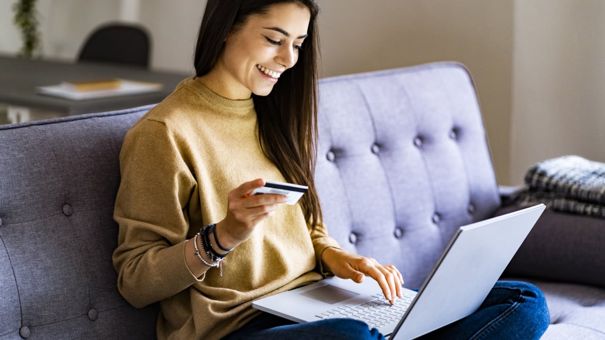 Una persona realiza una compra online.