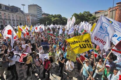 Miles de profesores protestan contra los recortes en Lisboa, el s&aacute;bado. 