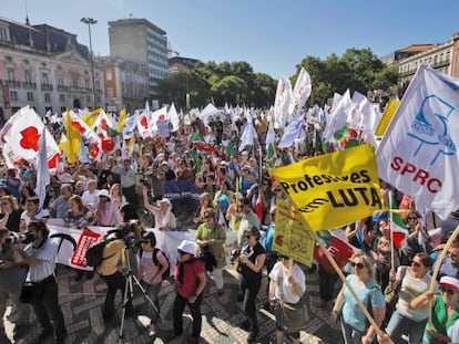 Miles de profesores protestan contra los recortes en Lisboa, el sábado.