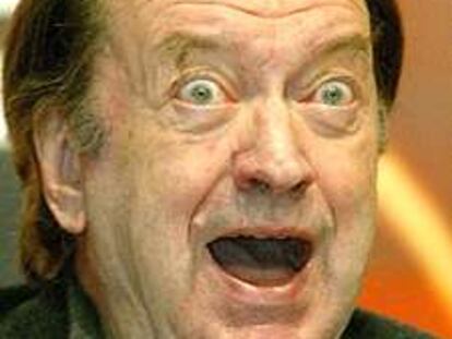 Nikolaus Harnoncourt muestra su sorpresa ayer durante la rueda de prensa.