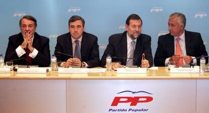 Jaime Mayor Oreja, &Aacute;ngel Acebes, Mariano Rajoy y Javier Arenas, en una reuni&oacute;n del PP en 2003. 