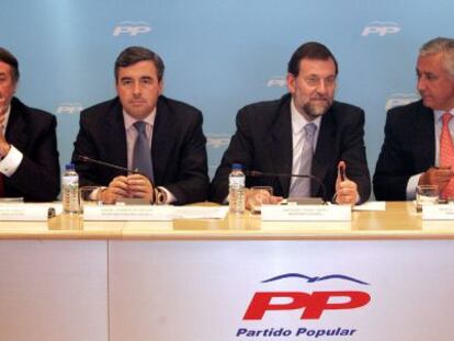 Jaime Mayor Oreja, Ángel Acebes, Mariano Rajoy y Javier Arenas, en una reunión del PP en 2003.