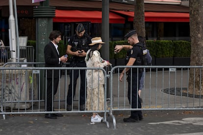 Varios gendarmes controlan el acceso de peatones en la plaza del Trocadero, este miércoles.