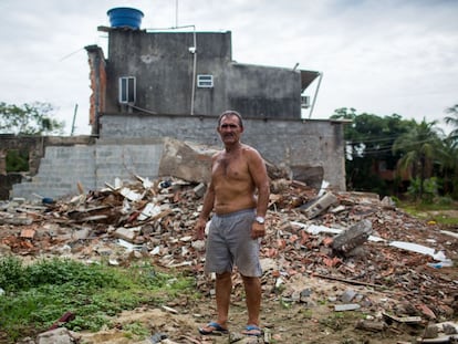 Francisco Marinho frente a la casa donde vive en Vila Autódromo.