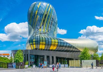 Entrada a la Cité du vin, a orillas del río Garona, en Burdeos (Francia).