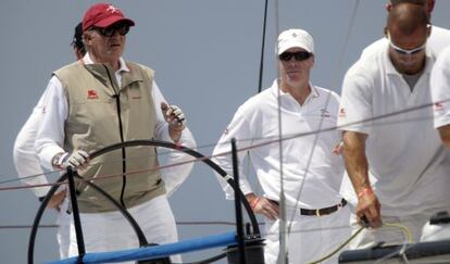 El rey Juan Carlos a bordo del barco 'Bribón' en 2008.