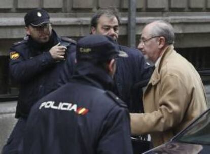 El ex presidente de Bankia y ex director gerente del Fondo Monetario Internacional (FMI), Rodrigo Rato (d), a su llegada a la Audiencia Nacional para declarar como imputado ante el juez Fernando Andreu, que instruye el caso Bankia. EFE/Archivo