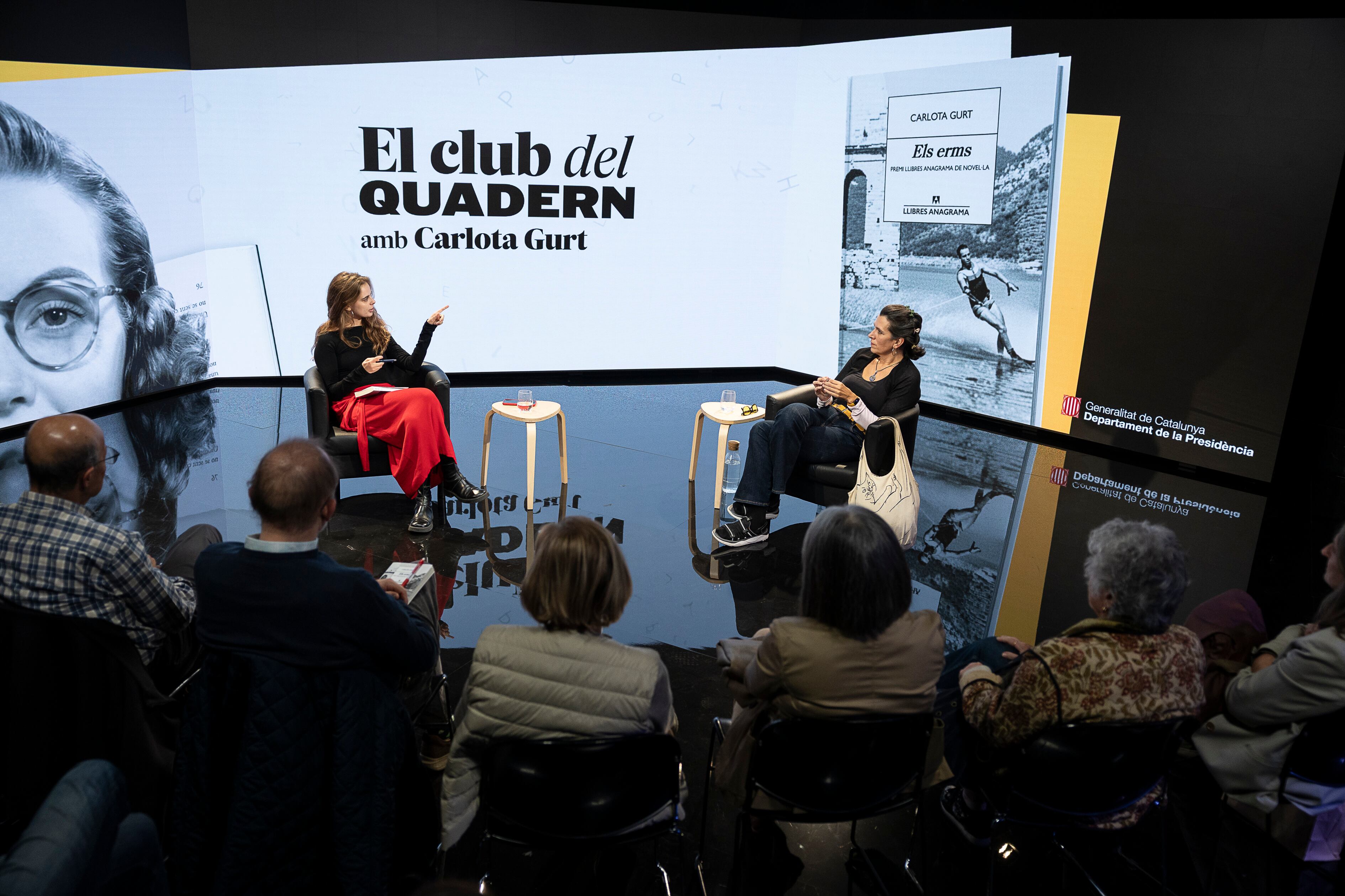 Carlota Rubio i Carlota Gurt al Club de Lectura. 